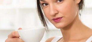 Podo beber café con varices